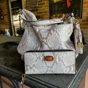 Michael Kors shoulder bag. Medium size with wallet